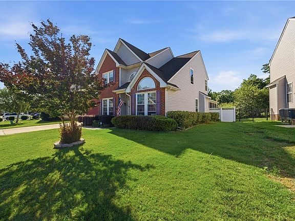 2nd image of 123 Lakes Edge Dr