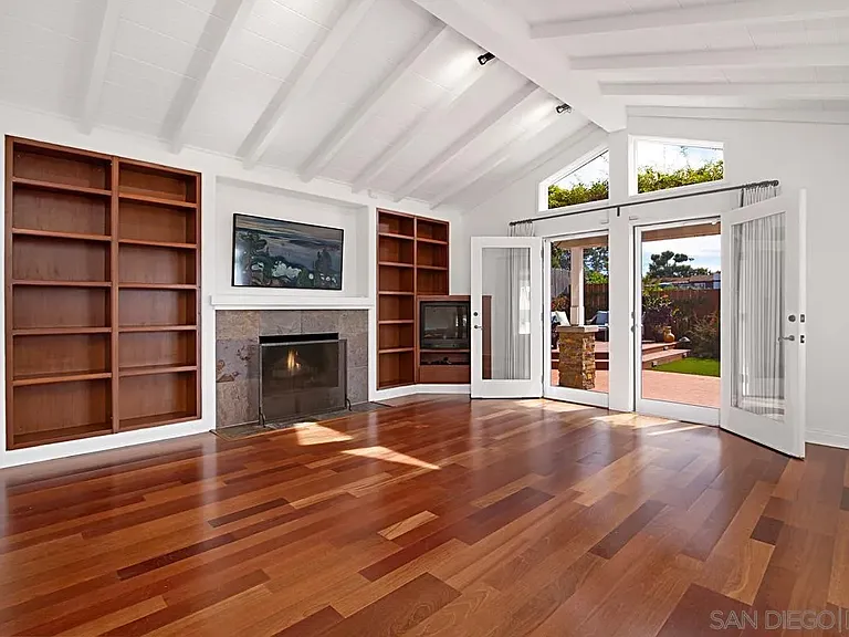 573 Amphitheatre Dr — Photo 6