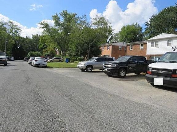 5th image of 136 Charles Pl
