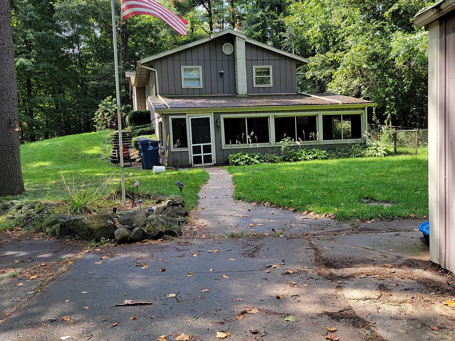 3 bed, 2310 sqft, $2,400 — Photo 2