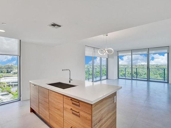 2nd image of 16385 Biscayne Blvd Unit 801