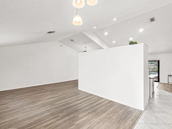 4th image of 6016 Sunberry Circle