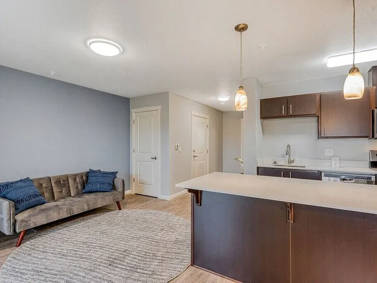 Queen Court Apartments — Photo 32