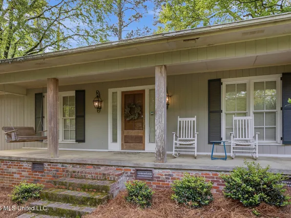 1527 Kimwood Cir, Jackson, MS 39211