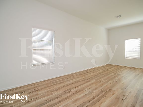 3rd image of 445 Maple Bend Ln