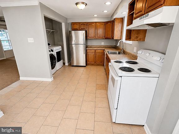 5th image of 1732 Langley Rd