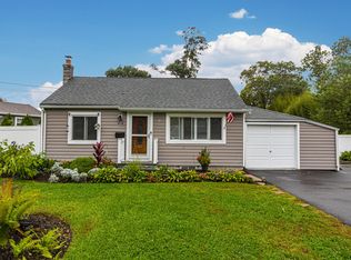 17 Muncey Rd, Bay Shore, NY 11706