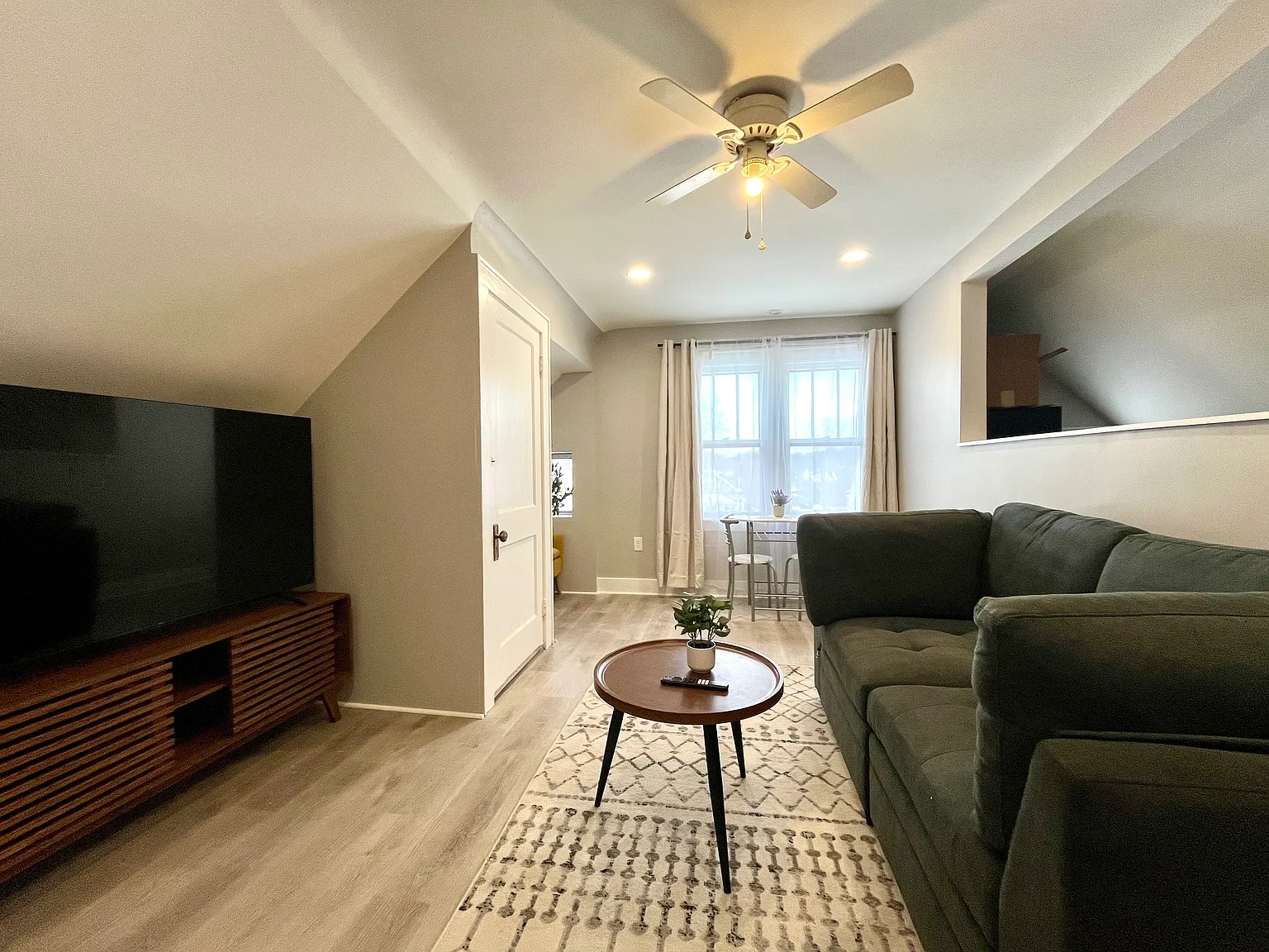 1 bed, 550 sqft, $1,595 — Photo 3