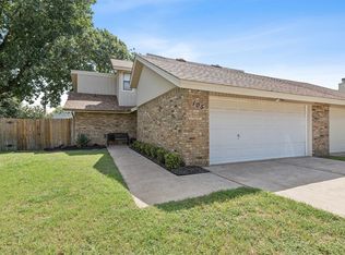105 Yorkshire Ct, Euless, TX 76040