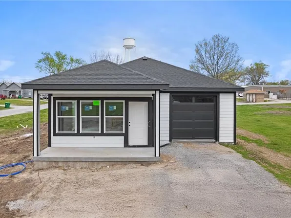 45 E 6th St, Adrian, MO 64720