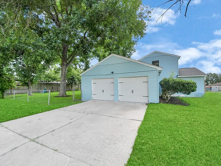 2513 Leslie St — Photo 1