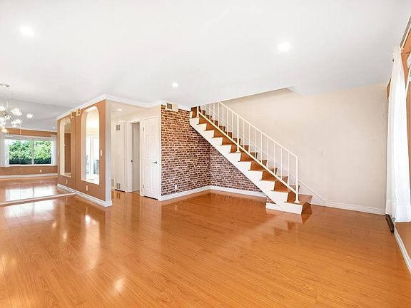 4th image of 213 Green Heath Pl