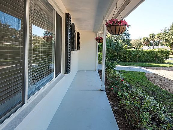 5th image of 636 Honeysuckle Ln
