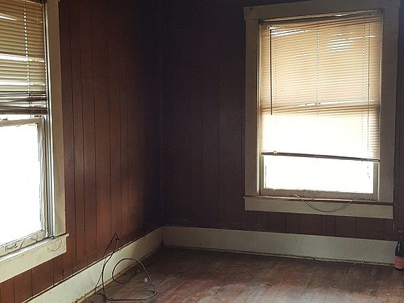 5th image of 1301 E Davis Ave