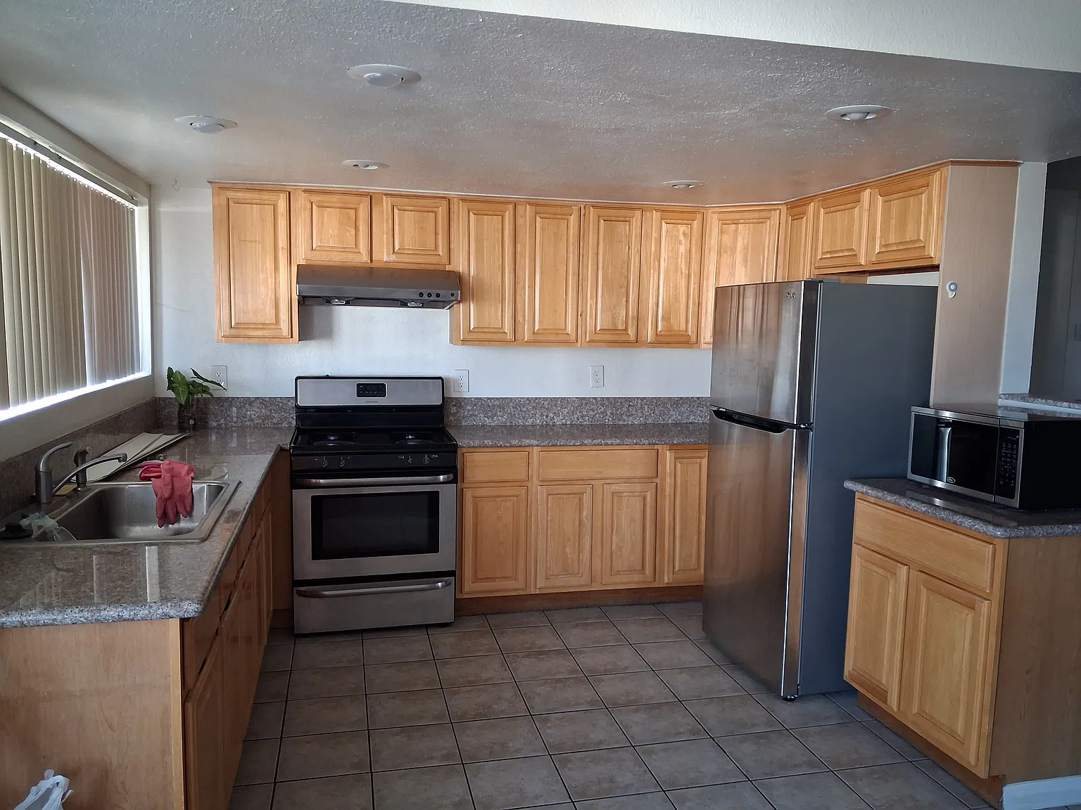 3 bed, 1300 sqft, $3,200 — Photo 3