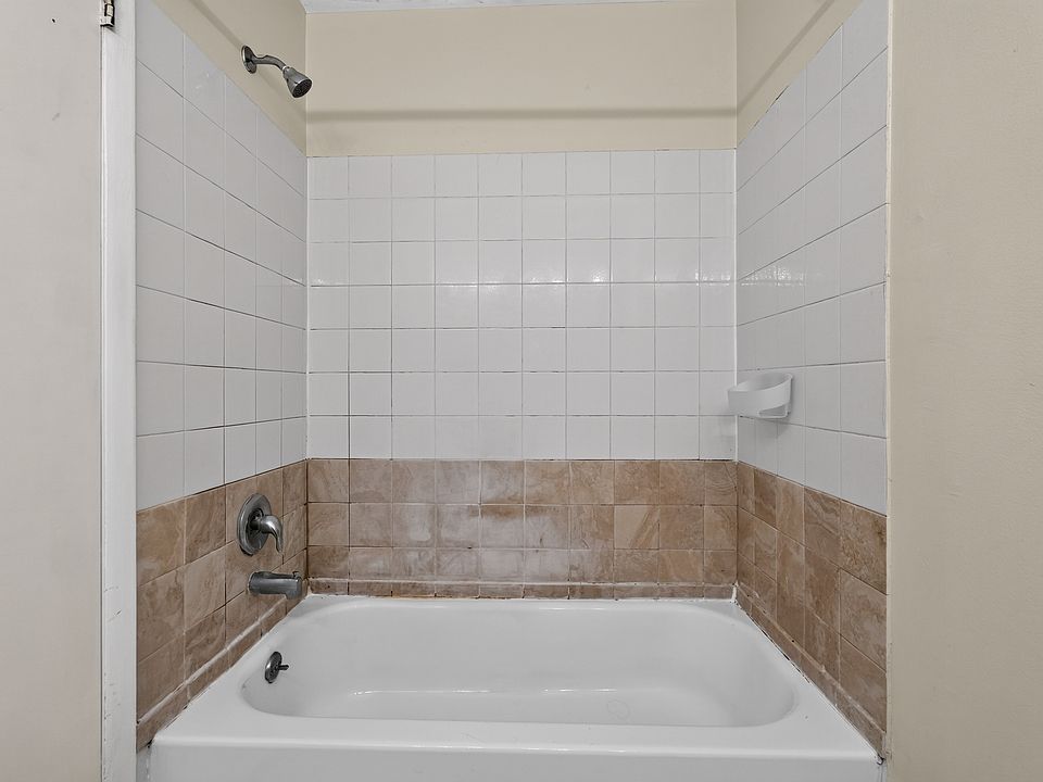 1st image of 828 Putnam Blvd APT B
