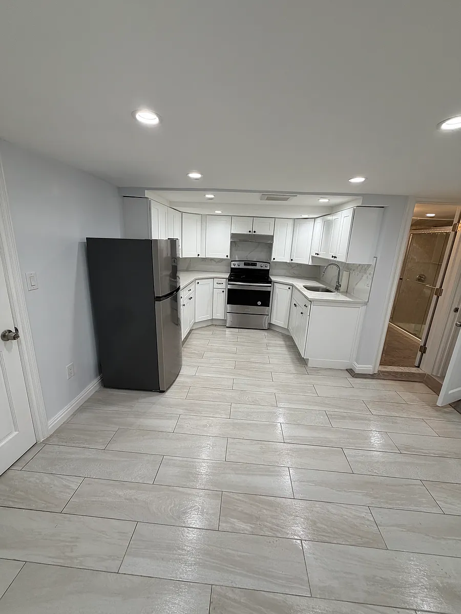 Building Photo - 585 E 81st St #1