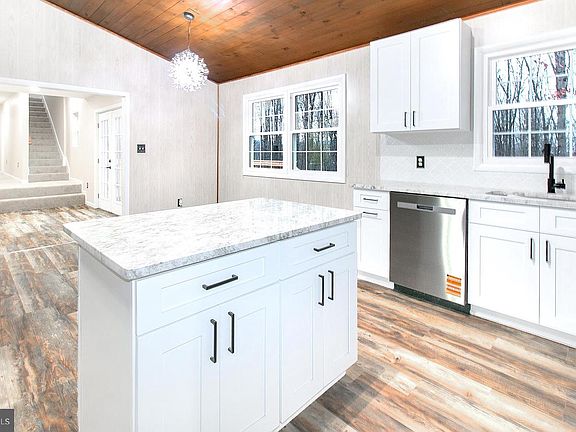 5th image of 308 Greenwoods Dr