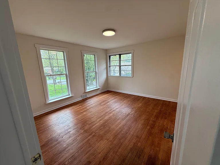 319 Barrington Rd — Photo 10