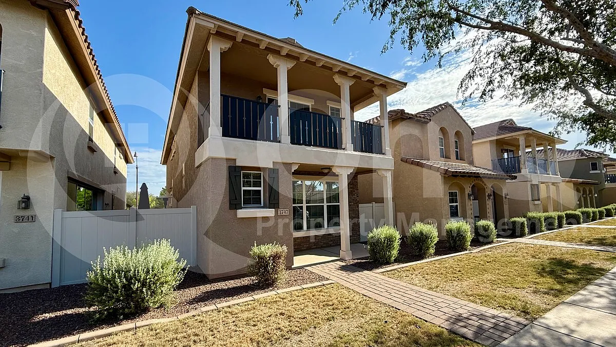 3 bed, 3.5 bath, 2015 sqft, $2,299 — Photo 2