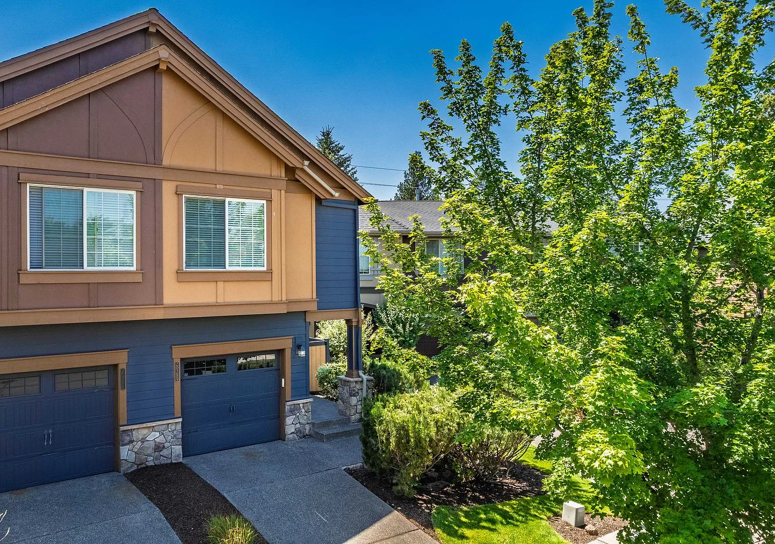 Beautiful North Bend Townhome 2 Primary Suites, Fireplace & Private Outdoor Space! — Photo 1