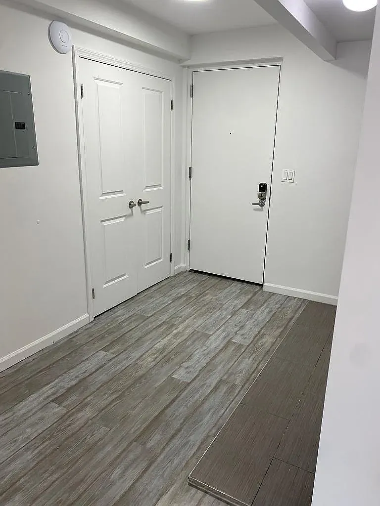 521 West 48th Street — Photo 4