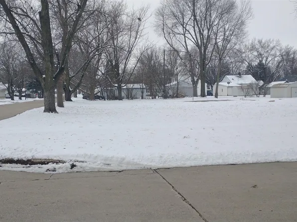 810 10th Ave, Charles City, IA 50616