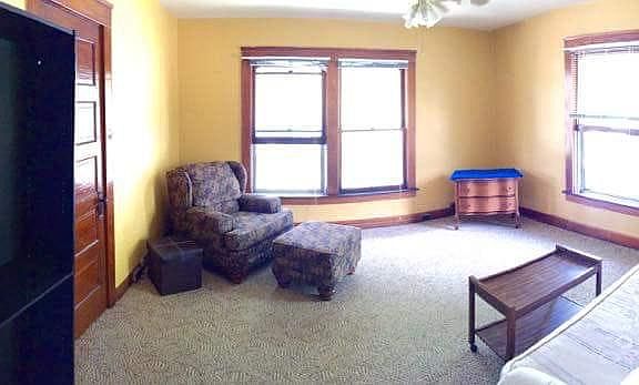 LR 13x14 carpeted freshly painted ceiling fan