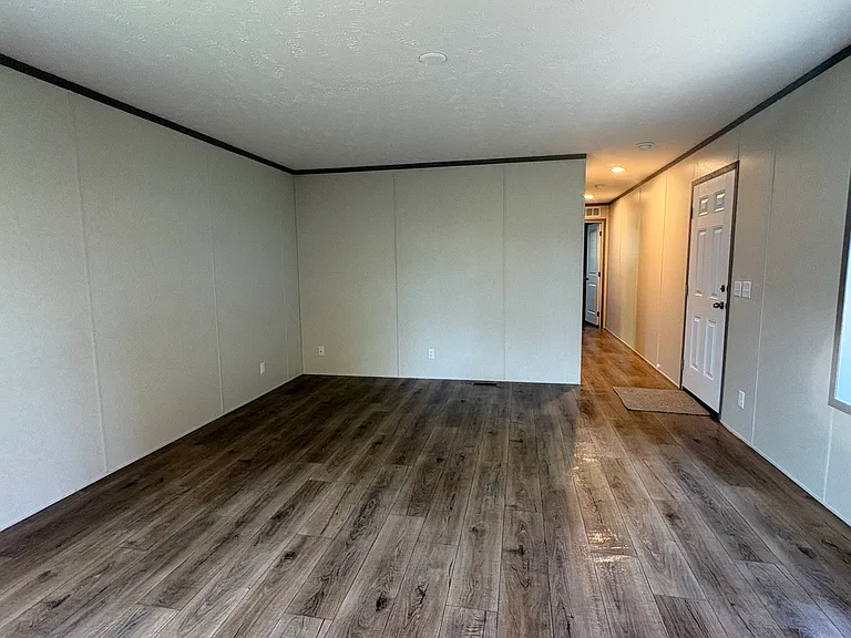 437 Selkirk Dr — Photo 5