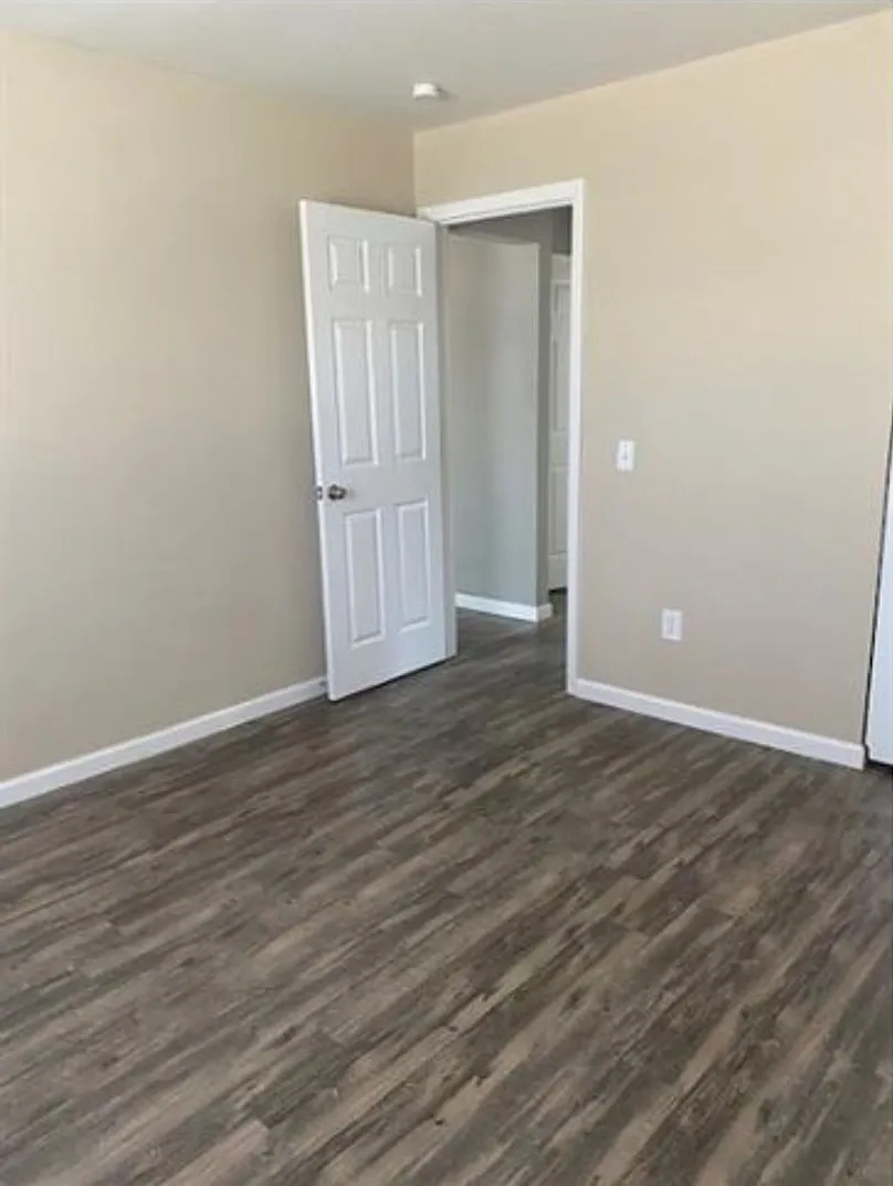 Beautifully Renovated Ground floor Two Bedroom Apartment Home — Photo 1