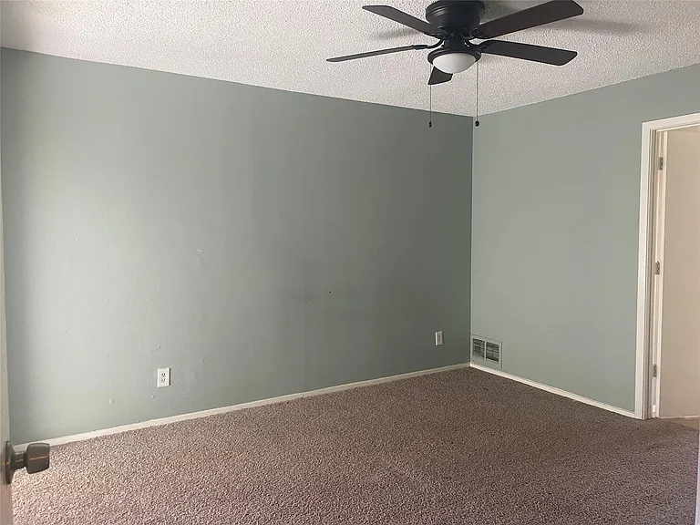 501 Towne House Ln — Photo 18