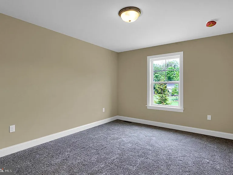 554 Joseph Ct — Photo 12