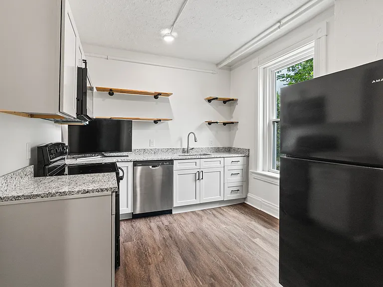 427 Whiteman St #4 — Photo 1