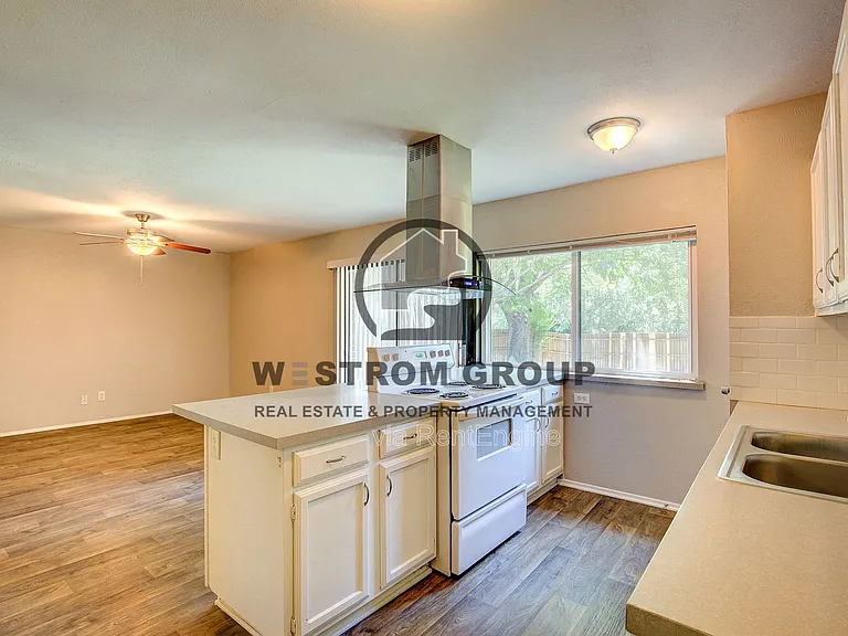 7801 Summerglen Rd — Photo 23