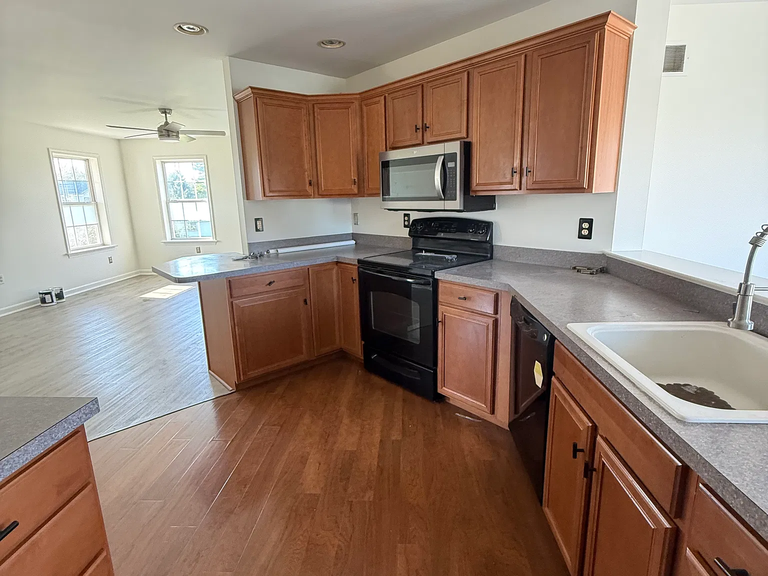 4 bed, $2,100 — Photo 2