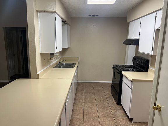 4th image of 11447 Woollcott St
