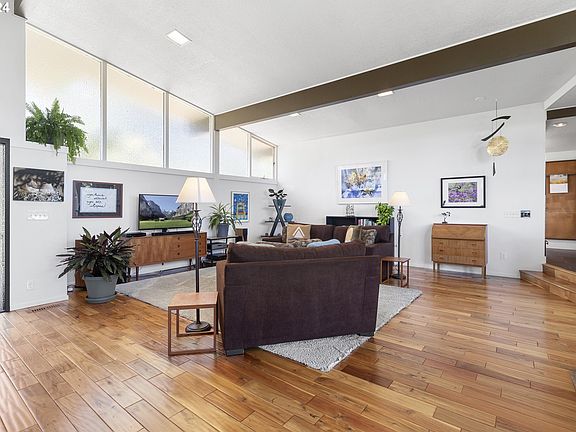 5th image of 2075 Hillcrest Dr