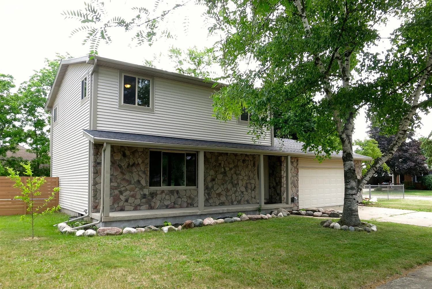 422 Oakwood Dr photo 1
