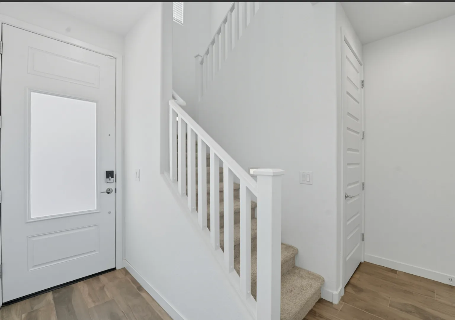 Like new Luxurious Modern townhome with 2 Master Suits in Warner Meadows — Photo 2