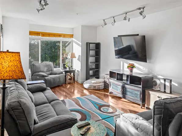 11887 Burnett St #301, Maple Ridge, BC V2X 6P6