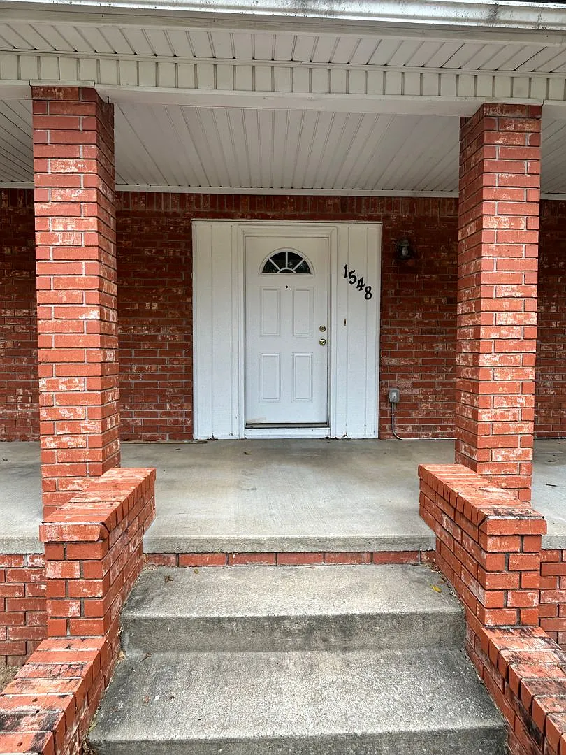 Leasing Now 4 Bedroom 2 Bathroom home, private parking. — Photo 3