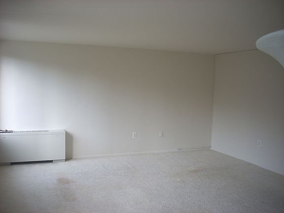 2nd image of 10201 Grosvenor Pl APT 424