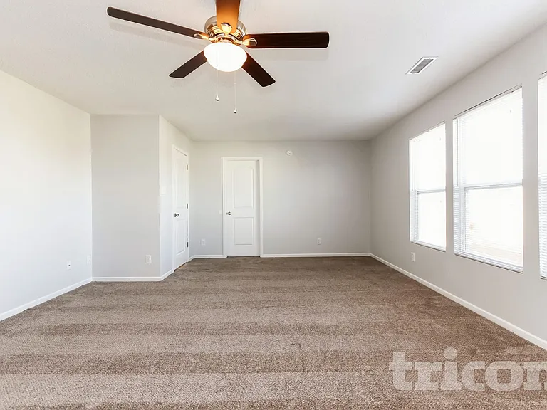 453 Bridgewater Dr — Photo 7