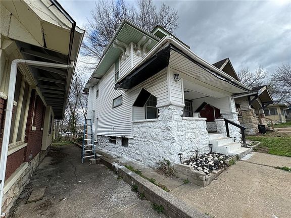 2nd image of 2912 E 40th St