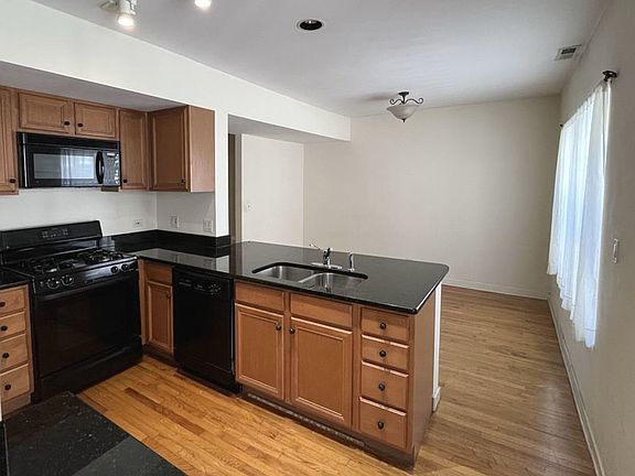 3rd image of 1017 E 46th St APT 2S