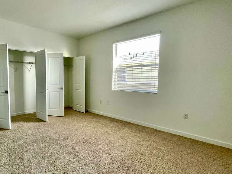 350 NE 5th Pl — Photo 6