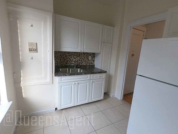 4th image of 32-35 30th St #B5