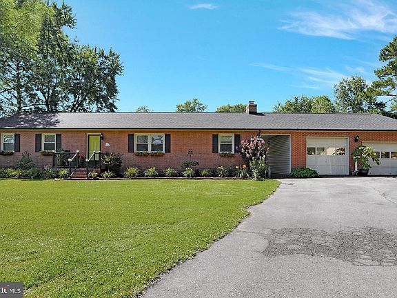 2nd image of 105 Chesterfield Cir