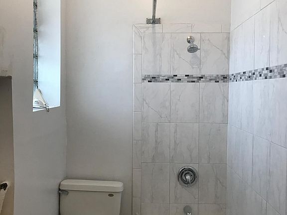 5th image of 4010 N Kenmore Ave APT A6