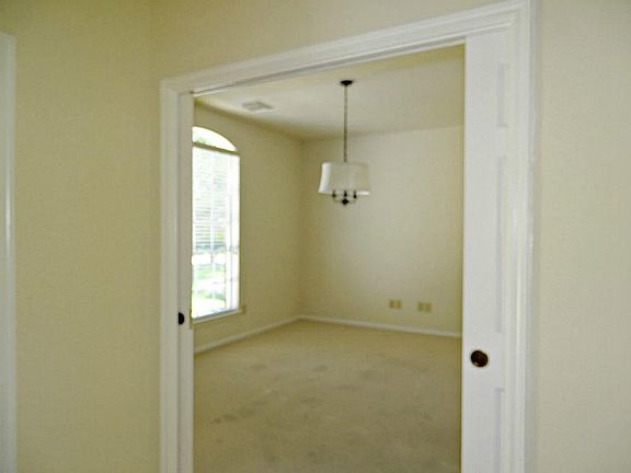 4th image of 2922 Linda Dr